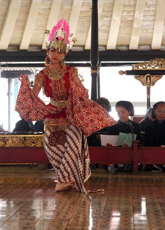 Balinese dancing in the sultan's palace, Java Yogyakarta Indonesia.jpg - Indonesia Java Yogyakarta. Balinese dancing in the sultan's palace